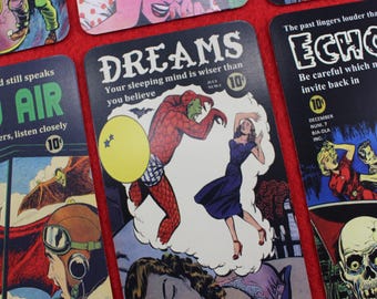 Puede incluir: Una colección de tarjetas de arte de cómics de estilo vintage. Cada tarjeta presenta una ilustración única con colores llamativos y texto, incluyendo frases como "DEAD AIR" y "DREAMS". Las tarjetas tienen una estética retro, que recuerda a las portadas de cómics clásicos.