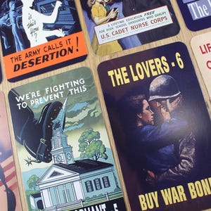 Op de afbeelding: Een verzameling kaarten in vintage-stijl met oorlogspropaganda-thema's. De kaarten bevatten verschillende illustraties en teksten, waaronder zinnen als "The Army Calls It Desertion" en "Buy War Bonds". Het kleurenpalet omvat tinten blauw, oranje en beige.