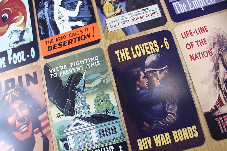 Puede incluir: Un conjunto de tarjetas de estilo vintage con temas de propaganda de guerra. Las tarjetas presentan varias ilustraciones y textos, incluyendo frases como "The Army Calls It Desertion" y "Buy War Bonds". La paleta de colores incluye tonos de azul, naranja y beige.
