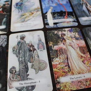 &quot;Tarotkartenspiel basierend auf Vintage-Farbbuchillustrationen - &quot;&quot;VCBI&quot;&quot; Tarotkartenspiel - Tarotkarten in voller Größe - Antike Bilder von berühmten Autoren.&quot;