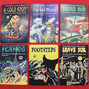 Pode incluir: Uma cole&ccedil;&atilde;o de dez cart&otilde;es em estilo vintage com ilustra&ccedil;&otilde;es de banda desenhada. Cada cart&atilde;o apresenta uma ilustra&ccedil;&atilde;o e um t&iacute;tulo &uacute;nicos, como "Chained", "A Cold Spot" e "Dreams". Os cart&otilde;es t&ecirc;m uma est&eacute;tica retro com cores vibrantes.
