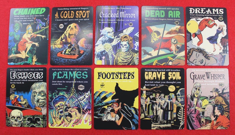 Pode incluir: Uma cole&ccedil;&atilde;o de dez cart&otilde;es em estilo vintage com ilustra&ccedil;&otilde;es de banda desenhada. Cada cart&atilde;o apresenta uma ilustra&ccedil;&atilde;o e um t&iacute;tulo &uacute;nicos, como "Chained", "A Cold Spot" e "Dreams". Os cart&otilde;es t&ecirc;m uma est&eacute;tica retro com cores vibrantes.