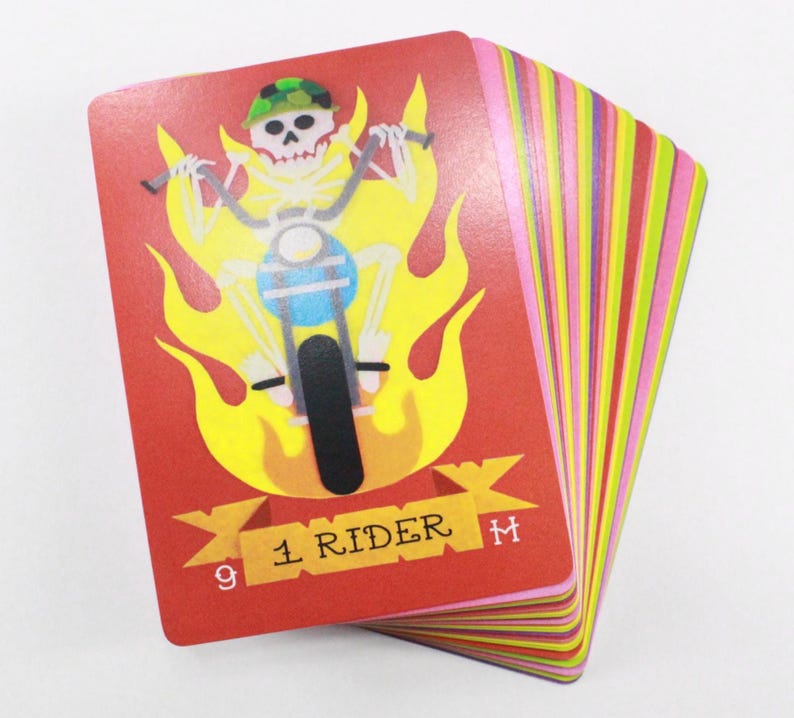 Puede incluir: Una carta de juego roja con un esqueleto montando una motocicleta a trav&eacute;s de las llamas. La carta tiene el n&uacute;mero 9 y el texto "1 Rider".