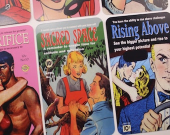 Puede incluir: Un conjunto de posavasos con arte de cómic de estilo retro. Cada posavasos presenta ilustraciones y texto vibrantes, incluyendo frases como "SACRIFICE" y "SACRED SPACE". Los posavasos tienen una estética vintage, con colores llamativos e imágenes clásicas de cómics.