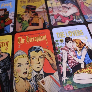 Baralho de Tarô com Imagens da Era de Ouro do Romance - Versão 2 - Imagens Baseadas em Histórias em Quadrinhos - Arte Incrível da Década de 1950