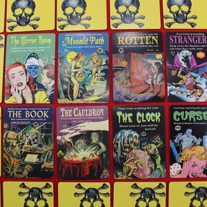 Pode incluir: Uma cole&ccedil;&atilde;o de capas de banda desenhada vintage com temas de terror. Os t&iacute;tulos incluem "The Mirror Room" e "Curses". As capas apresentam ilustra&ccedil;&otilde;es coloridas e texto sobre um fundo vermelho, rodeadas por cart&otilde;es amarelos com caveiras.