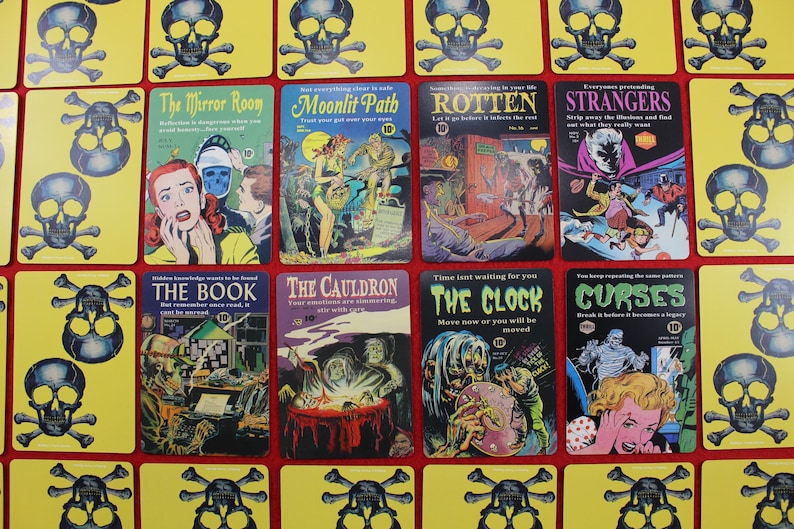 Pode incluir: Uma cole&ccedil;&atilde;o de capas de banda desenhada vintage com temas de terror. Os t&iacute;tulos incluem "The Mirror Room" e "Curses". As capas apresentam ilustra&ccedil;&otilde;es coloridas e texto sobre um fundo vermelho, rodeadas por cart&otilde;es amarelos com caveiras.