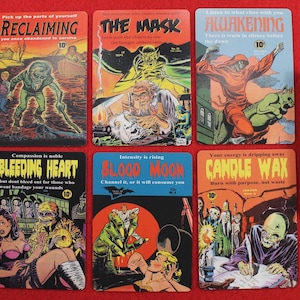 Pode incluir: Uma cole&ccedil;&atilde;o de cartas em estilo vintage com arte em quadrinhos. As cartas apresentam ilustra&ccedil;&otilde;es e texto, incluindo t&iacute;tulos como "Collector", "Reclaiming" e "The Mask". Um baralho de cartas com caveira e ossos cruzados tamb&eacute;m est&aacute; presente.