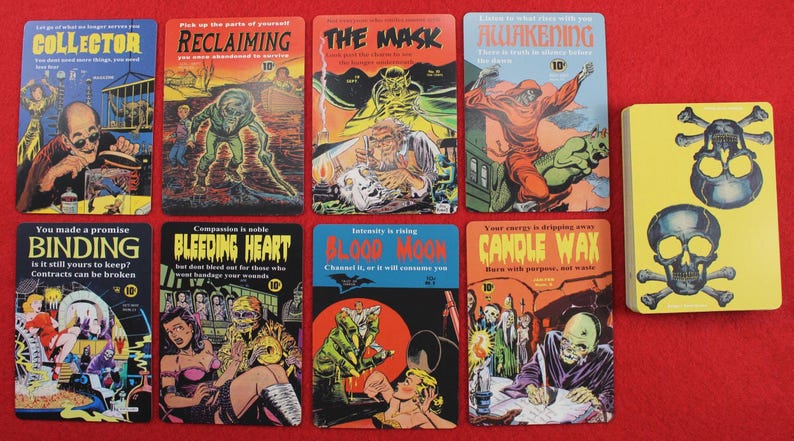 Pode incluir: Uma cole&ccedil;&atilde;o de cartas em estilo vintage com arte em quadrinhos. As cartas apresentam ilustra&ccedil;&otilde;es e texto, incluindo t&iacute;tulos como "Collector", "Reclaiming" e "The Mask". Um baralho de cartas com caveira e ossos cruzados tamb&eacute;m est&aacute; presente.