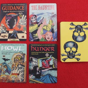 Pode incluir: Um conjunto de bases para copos de arte em quadrinhos de estilo vintage. As bases para copos apresentam ilustra&ccedil;&otilde;es coloridas com textos como "Guidance", "The Haunting", "Howl" e "Hunger". Uma base para copos tem um fundo amarelo com caveiras.