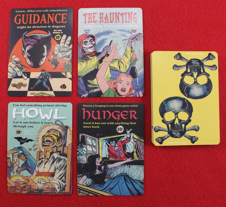Pode incluir: Um conjunto de bases para copos de arte em quadrinhos de estilo vintage. As bases para copos apresentam ilustra&ccedil;&otilde;es coloridas com textos como "Guidance", "The Haunting", "Howl" e "Hunger". Uma base para copos tem um fundo amarelo com caveiras.