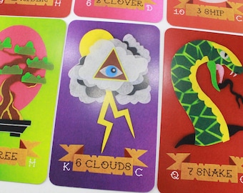 Puede incluir: Un juego de cartas con ilustraciones coloridas. Las cartas muestran un árbol, nubes con un ojo y un rayo, y una serpiente. Las cartas están numeradas 5, 6 y 7, y tienen los palos de corazones, tréboles y tréboles.