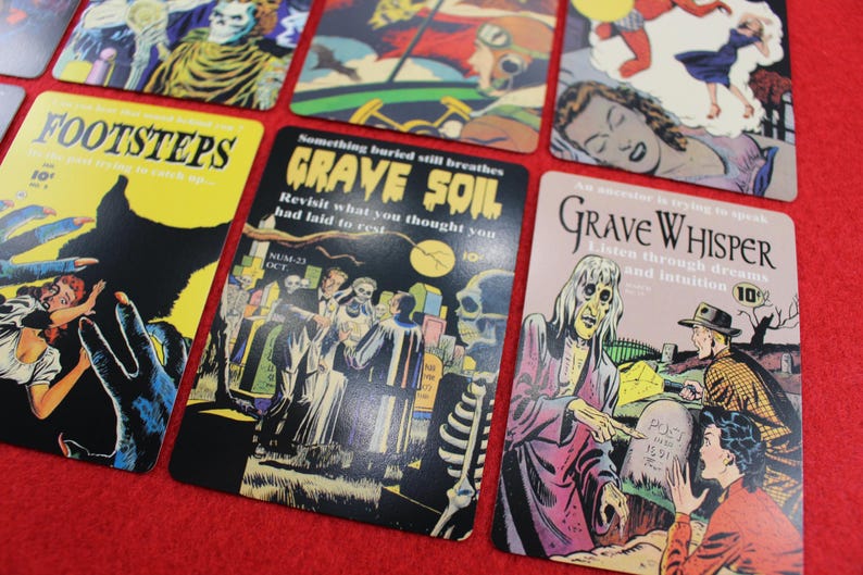 Pode incluir: Uma cole&ccedil;&atilde;o de cartas de banda desenhada em estilo vintage com temas de terror. As cartas apresentam ilustra&ccedil;&otilde;es e texto, incluindo t&iacute;tulos como "Footsteps", "Grave Soil" e "Grave Whisper". A paleta de cores inclui amarelo, preto e vermelho.