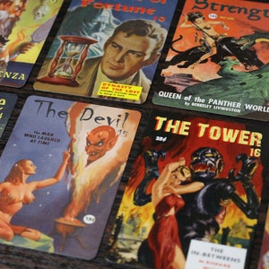 Baraja de Tarot basada en revistas "Pulp Fantasy" de la década de 1940 - 78 cartas de Arcanos Mayores y Menores - Baraja "Pequeña" de tamaño póker - Edición rediseñada