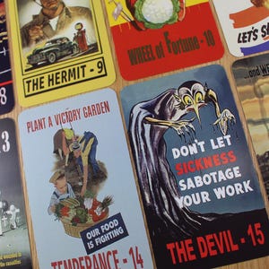 Puede incluir: Una colecci&oacute;n de tarjetas de estilo vintage con varias ilustraciones y texto. Las tarjetas presentan im&aacute;genes de un hombre, un coche, una rueda de la fortuna y una figura diab&oacute;lica. El texto incluye "Justice - 8", "The Hermit - 9" y "Death - 13".