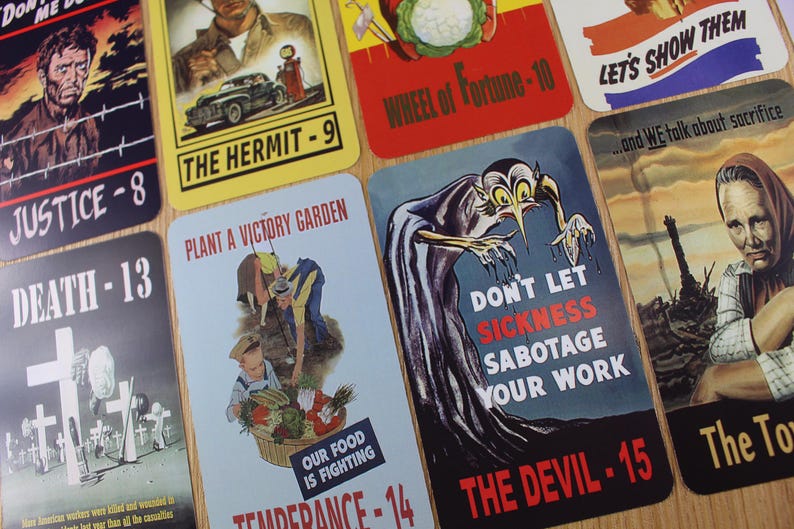 Puede incluir: Una colecci&oacute;n de tarjetas de estilo vintage con varias ilustraciones y texto. Las tarjetas presentan im&aacute;genes de un hombre, un coche, una rueda de la fortuna y una figura diab&oacute;lica. El texto incluye "Justice - 8", "The Hermit - 9" y "Death - 13".