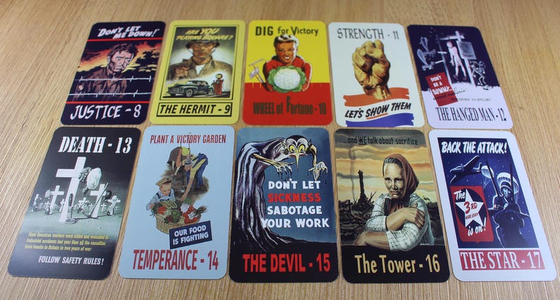 Puede incluir: Un conjunto de cartas de tarot de estilo vintage con ilustraciones y texto. Las cartas muestran t&iacute;tulos como "Justicia", "El Ermita&ntilde;o", "Muerte" y "El Diablo". Cada carta tiene un dise&ntilde;o y una combinaci&oacute;n de colores &uacute;nicos.