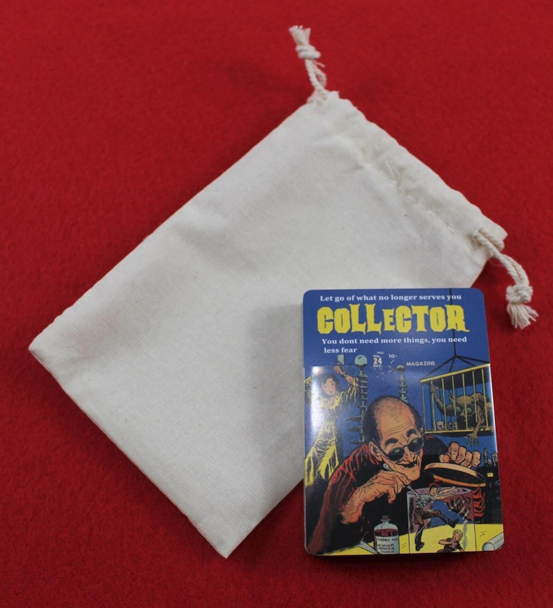 Pode incluir: Uma revista "COLLECTOR" azul e amarela com o texto "Deixe ir o que n&atilde;o lhe serve mais. Voc&ecirc; n&atilde;o precisa de mais coisas, precisa de menos medo" ao lado de um saco branco com cord&atilde;o numa superf&iacute;cie vermelha.