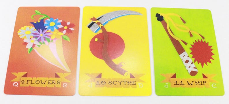 Puede incluir: Tres cartas ilustradas con fondo rojo, amarillo y verde. Las cartas est&aacute;n numeradas del 9 al 11. Las cartas representan un ramo de flores, una guada&ntilde;a y un l&aacute;tigo.