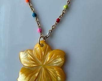 Yellow Mother of Pearl Flower Necklace, Colorful Beaded Gold Chain, Summer Floral Pendant, Beach Jewelry, Dainty Gift for Her