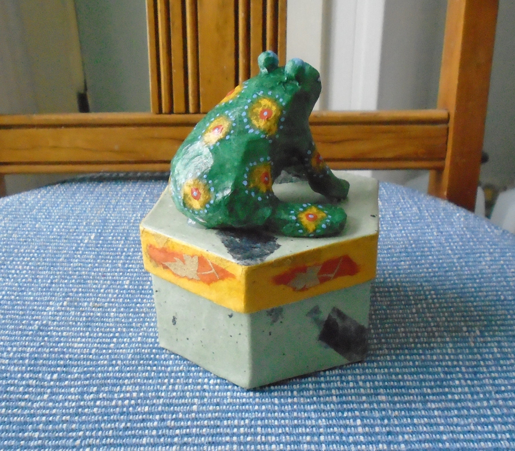 galt frog in the box