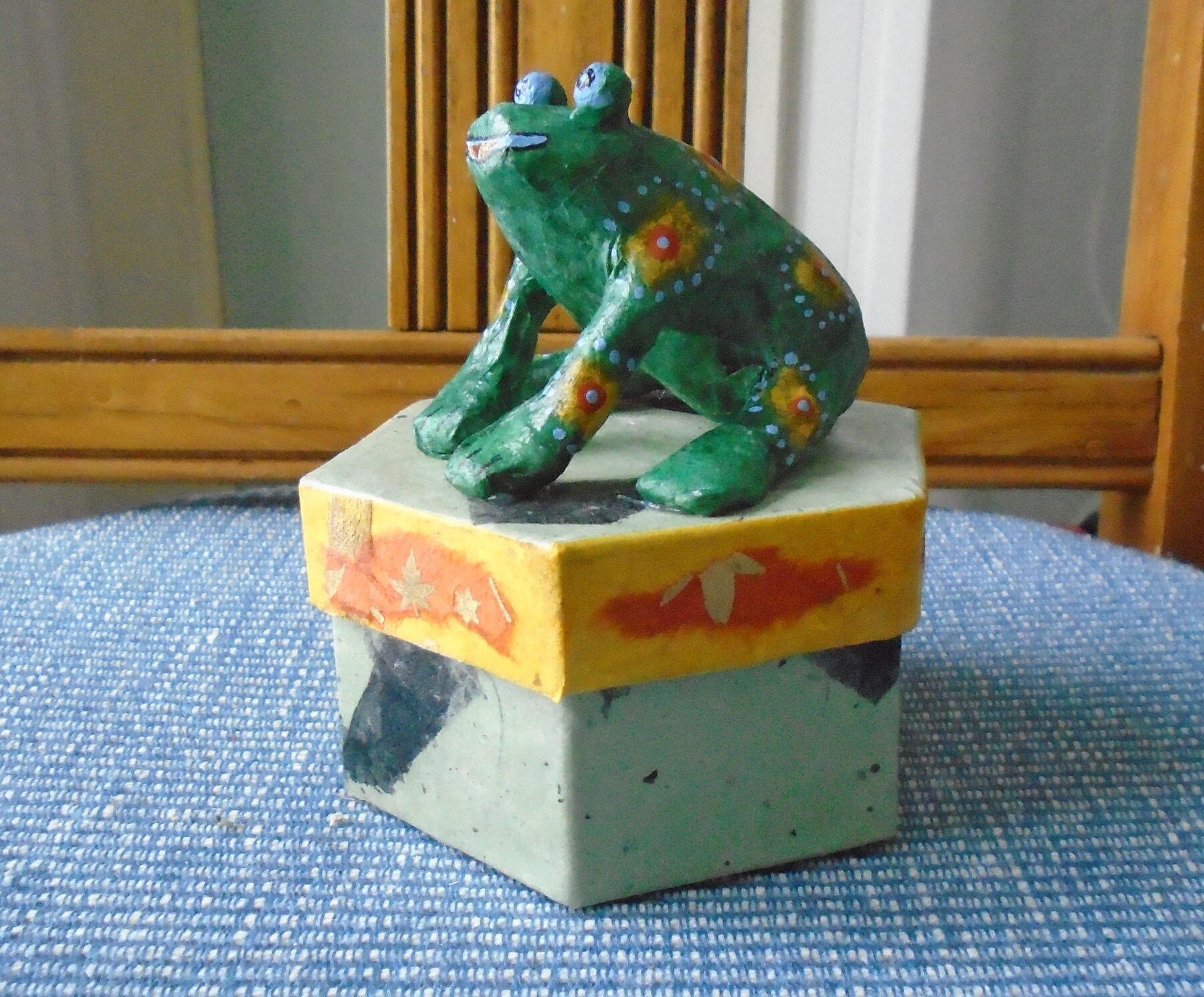 frog in the box toy
