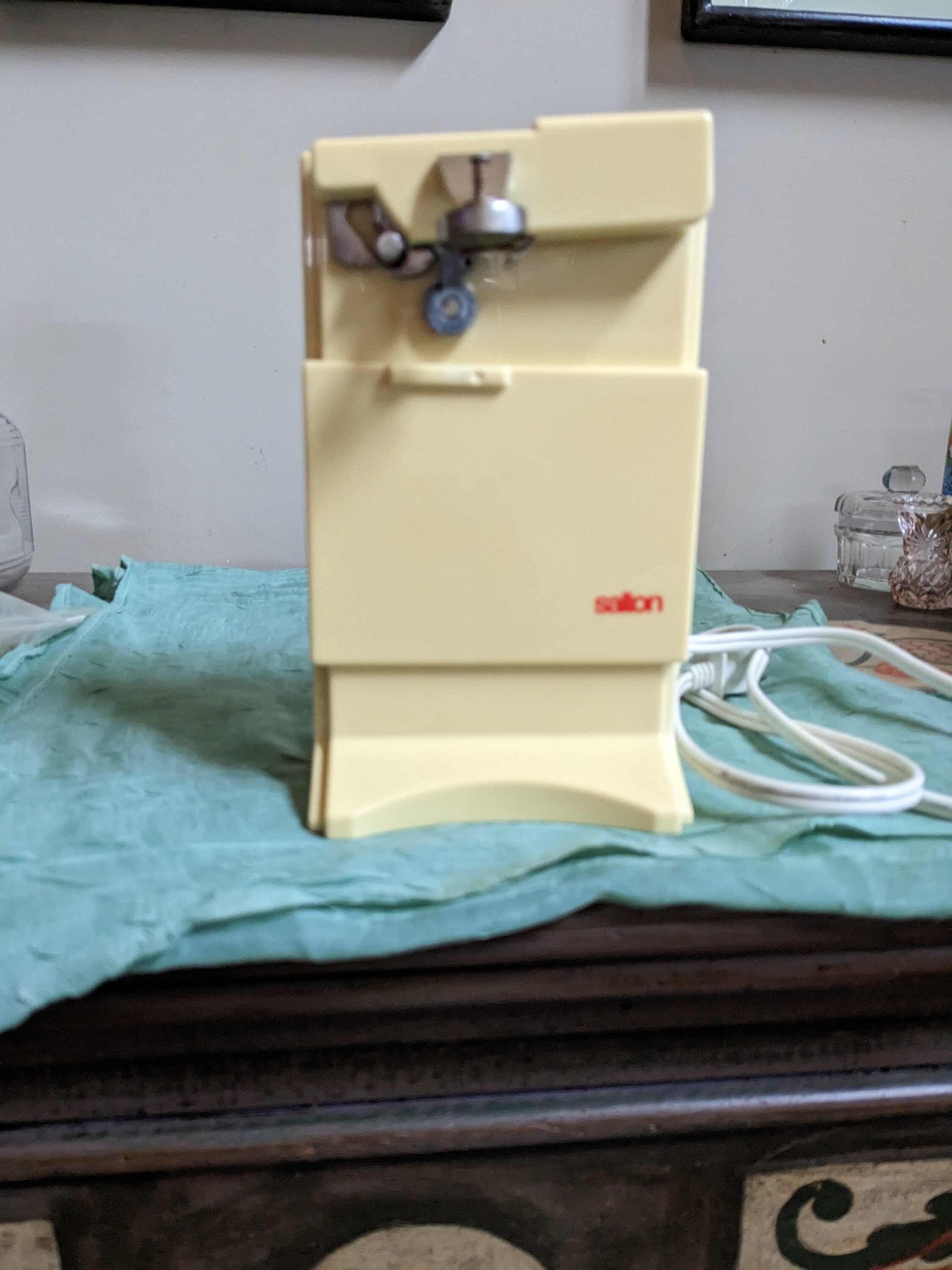 Vintage Salton Electric Countertop Can Opener/pale Yellow/very Good
