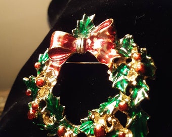 Vintage enamel Christmas Wreath brooch/pin.