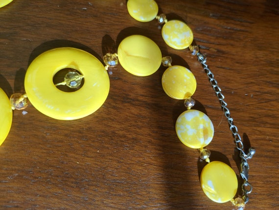 Vintage MOP/Oyster shell, yellow circle necklace/… - image 3