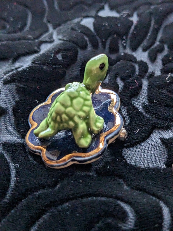 Vintage turtle on a lily pad brooch/pin/artisan h… - image 2