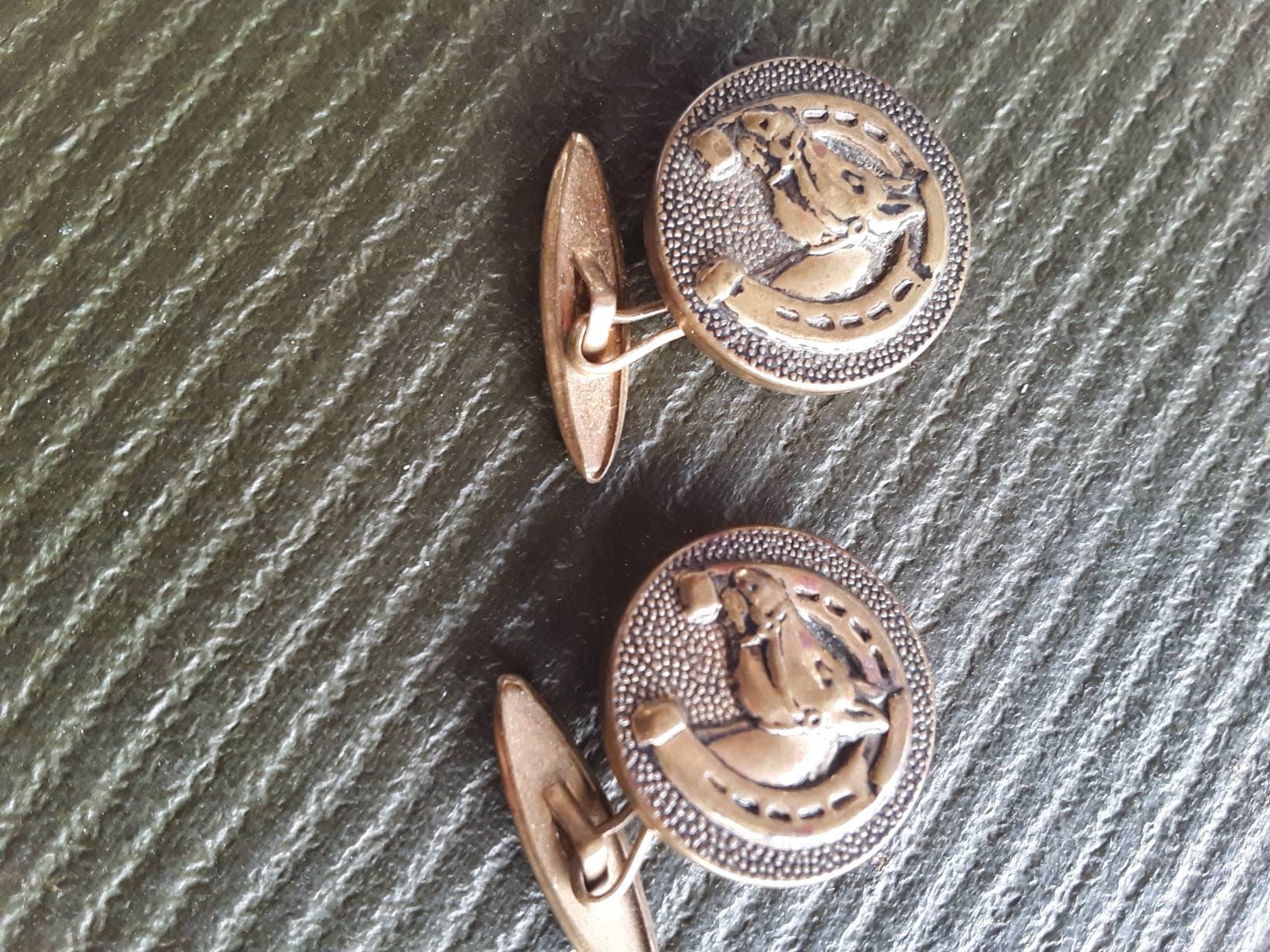 Boutons De Manchette (cufflinks) Vintage En Laiton - Motif Cheval Et Fer à Cheval - Occasion