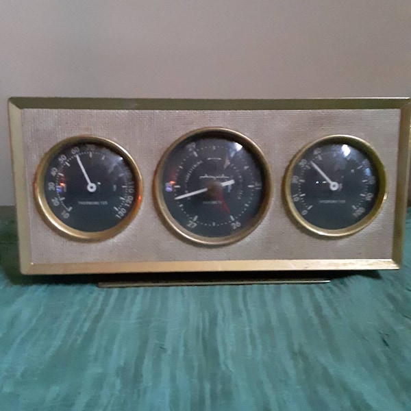 Vintage Mid Century Airguide Desk Barometer/Great Vintage Look/Mid Century decor/Very Nice Condition.