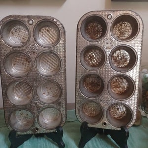 Two Vintage Metal Ovenex New Baking muffin pans/cupcake pans/kitchen decor/nice condition.