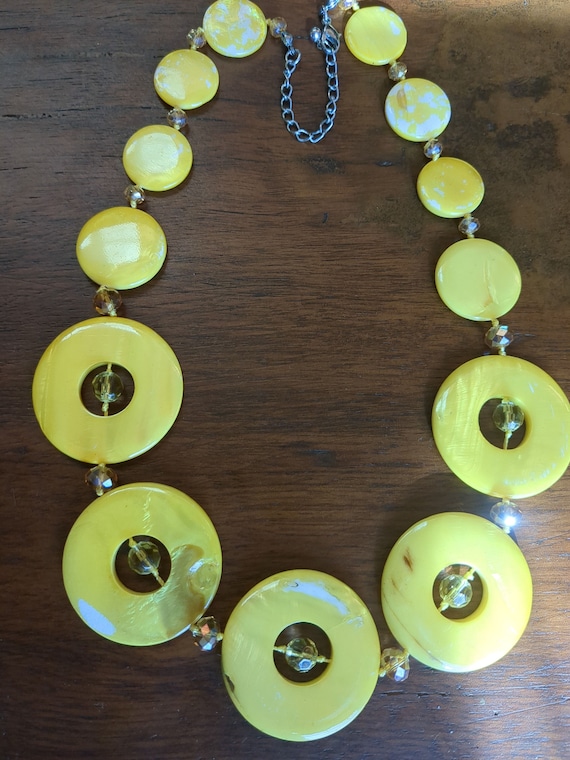Vintage MOP/Oyster shell, yellow circle necklace/… - image 1