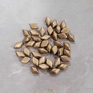 GemDuo-pärlor, bronsfärgat ljust guld (matt metalliskt lin), 40 st, 5 x 8 mm tjeckisk pärla med 2 hål, (GD-00030-01710)