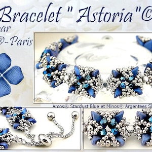 Op de afbeelding: Een blauwe en zilveren kralenarmband met een schuifsluiting. De armband is gemaakt met kleine, gefacetteerde kralen en heeft een stervormig ontwerp. De tekst "Bracelet "Astoria" © par Puca®-Paris Amos® Stardust Blue et Minos® Argentees Silver" is zichtbaar in de afbeelding.