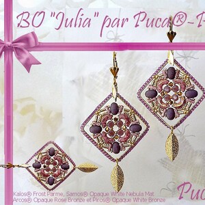 Puede incluir: Un par de pendientes cuadrados con un diseño rosa y dorado. Los pendientes están hechos con cuentas y tienen un colgante de hoja. Los pendientes están etiquetados "BO "Julia" par Puca®-Paris".
