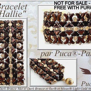 Op de afbeelding: Een bruin en gouden kralenarmband met een halve maan en driehoek patroon. De armband is gelabeld "Bracelet "Hallie"" en "NIET TE KOOP - GRATIS BIJ AANKOOP".