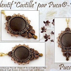 Może przedstawiać: Brązowy i złoty wisiorek z koralików z brązowym kaboszonem o średnicy 25 mm, detalem w postaci kokardki i tekstem "Pendentif "Castille" par Puca®-Paris". Cabochon od Puca® 25mm i Arcos Dark Bronze Mat Helios® Dark Bronze et Amos® Dark Gold Bronze Puca®