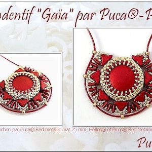 Könnte beinhalten: Eine rote und goldene Perlenkette mit dem Text "Pendentif "Gaïa" par Puca®-Paris" und "Cabochon par Puca® Red metallic mat 25 mm, Hélios® et Piros® Red Metallic Mat" und "Puca®".
