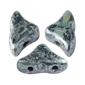 Puede incluir: Tres cuentas triangulares de cerámica de color plateado con un patrón moteado verde y negro.