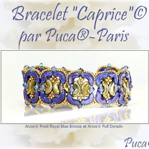 Könnte beinhalten: Ein Armband mit einem geometrischen Muster in Blautönen, Gold und Lila. Das Armband ist mit "Bracelet "Caprice" © par Puca® - Paris" und "Arcos® Frost Royal Blue Bronze et Arcos® Full Dorado" beschriftet.