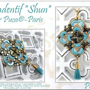 Könnte beinhalten: Eine türkisfarbene und goldene Perlenkette mit einem Quastenanhänger. Der Anhänger ist quadratisch und hat ein geometrisches Muster. Die Kette ist mit "Pendentif "Shun" par Puca®-Paris" beschriftet.