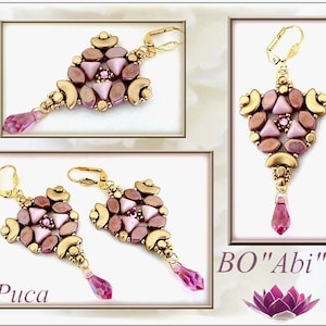 Könnte beinhalten: Ein Paar goldene Ohrringe mit rosa und braunen Perlen, einem rosa Kristall-Anhänger und dem Text "BO 'Abi'" und "Puca".