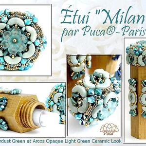Peut inclure: Une boîte en bois hexagonale décorée d'un motif de perles dans des tons de bleu, vert et or. La boîte est ouverte, révélant un intérieur blanc. Le texte "Étui "Milan" © par Puca® - Paris" est visible sur l'image.