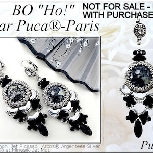 Peut inclure: Boucles d'oreilles pendantes élégantes avec une pierre centrale circulaire à motifs, entourée d'accents argentés et noirs. Les boucles d'oreilles comportent une gemme noire en forme de goutte d'eau en bas. Le design comprend le texte "BO 'Ho!' Par Puca®-Paris".