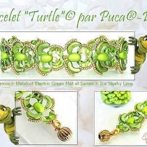 Może przedstawiać: Zielona bransoletka z koralików z motywem żółwia. Bransoletka wykonana jest z zielonych koralików i złotych akcentów. Tekst "Bracelet 'Turtle' par Puca®-Paris" znajduje się na górze obrazu.