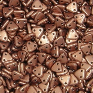 Puede incluir: Vista de cerca de una gran cantidad de pequeñas cuentas triangulares de color cobre. Las cuentas tienen tres agujeros en cada esquina.