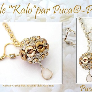 Op de afbeelding: Een gouden ketting met een hartvormige sluiting en een kralenhanger. De hanger is gemaakt van gouden en witte kralen en heeft een traanvormig kristal dat eraan hangt. De ketting is gelabeld "Perle "Kalo" par Puca®-Paris".