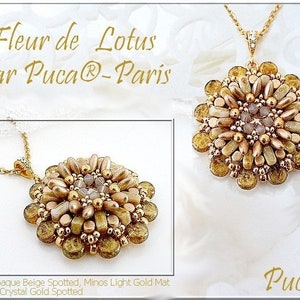 Puede incluir: Un collar con un colgante de flor hecho de cuentas doradas y beige. El colgante está hecho con cuentas pequeñas y redondas y tiene un diseño delicado e intrincado. El collar se llama "Fleur de Lotus" de Puca® - Paris.